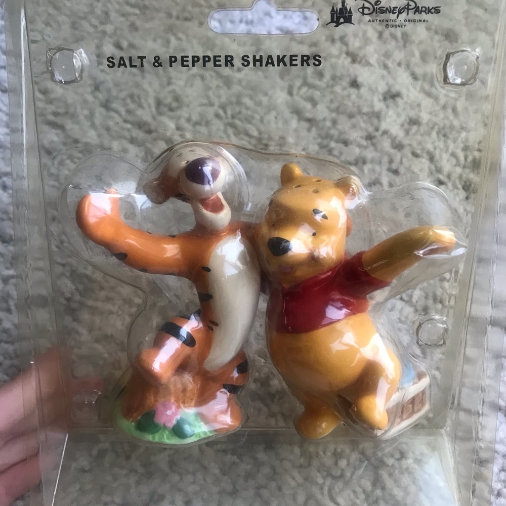 Brand New Rare Disney Best Friends Tigger and Pooh Salt Pepper Shakers